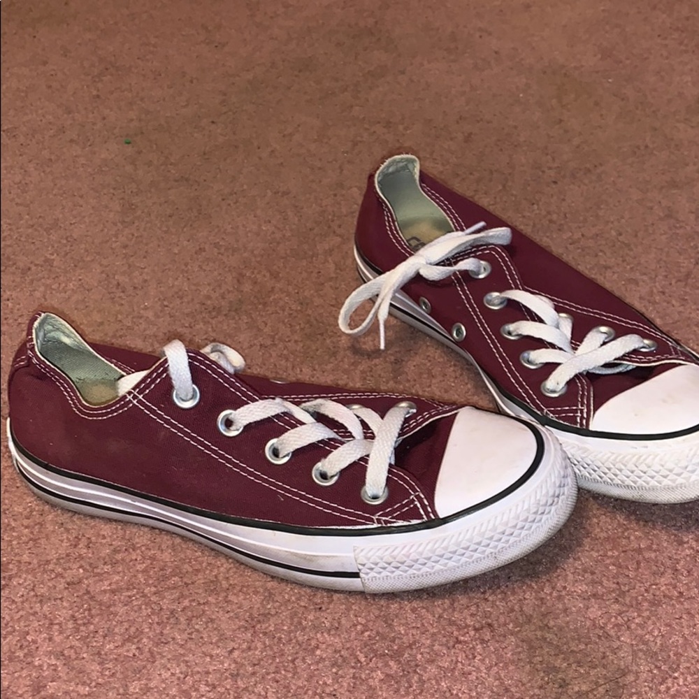 women’s/ men’s maroon converse